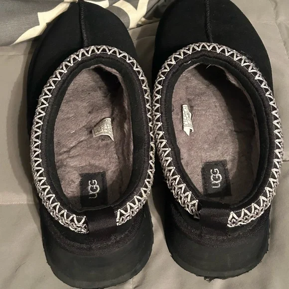 UGG platform slip on in black don’t wear anymore. Firm on the price. - Picture 4 of 7